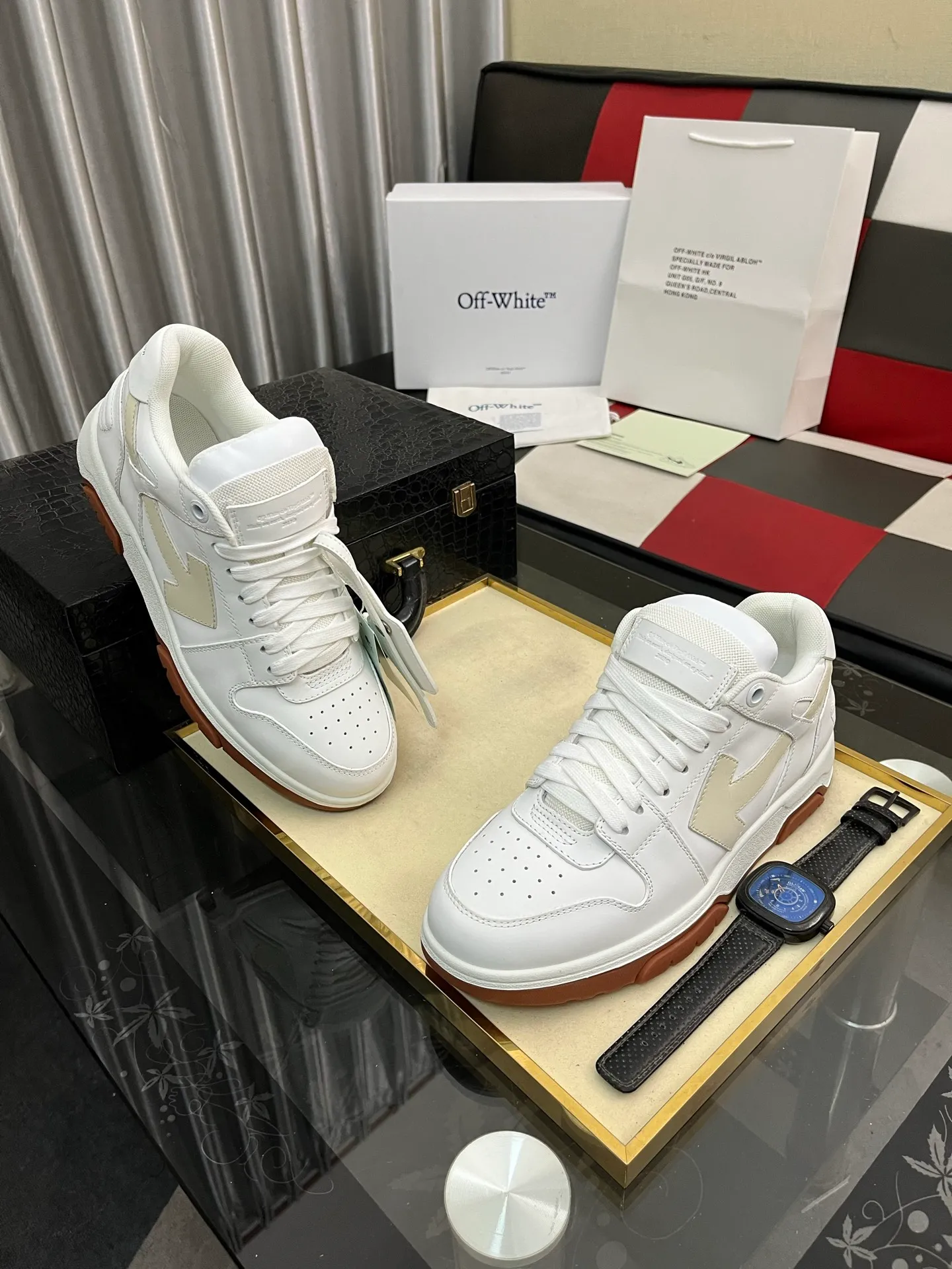 Men's shoes 💰600⌚️⌚️ OFF-White C/O VirGil Abloh fashionable and versatile casual shoes. Exclusive first release of the new model. Made of environmentally friendly cowhide leather and mesh fabric upper material. The insole is embedded with foam cushioning EVA material. The correct midsole is equipped with EVA lightweight cushioning. External tooth nail rubber outsole. The correct accessories can be customized simultaneously. Women's model: 35-40 Men's model: 39-45